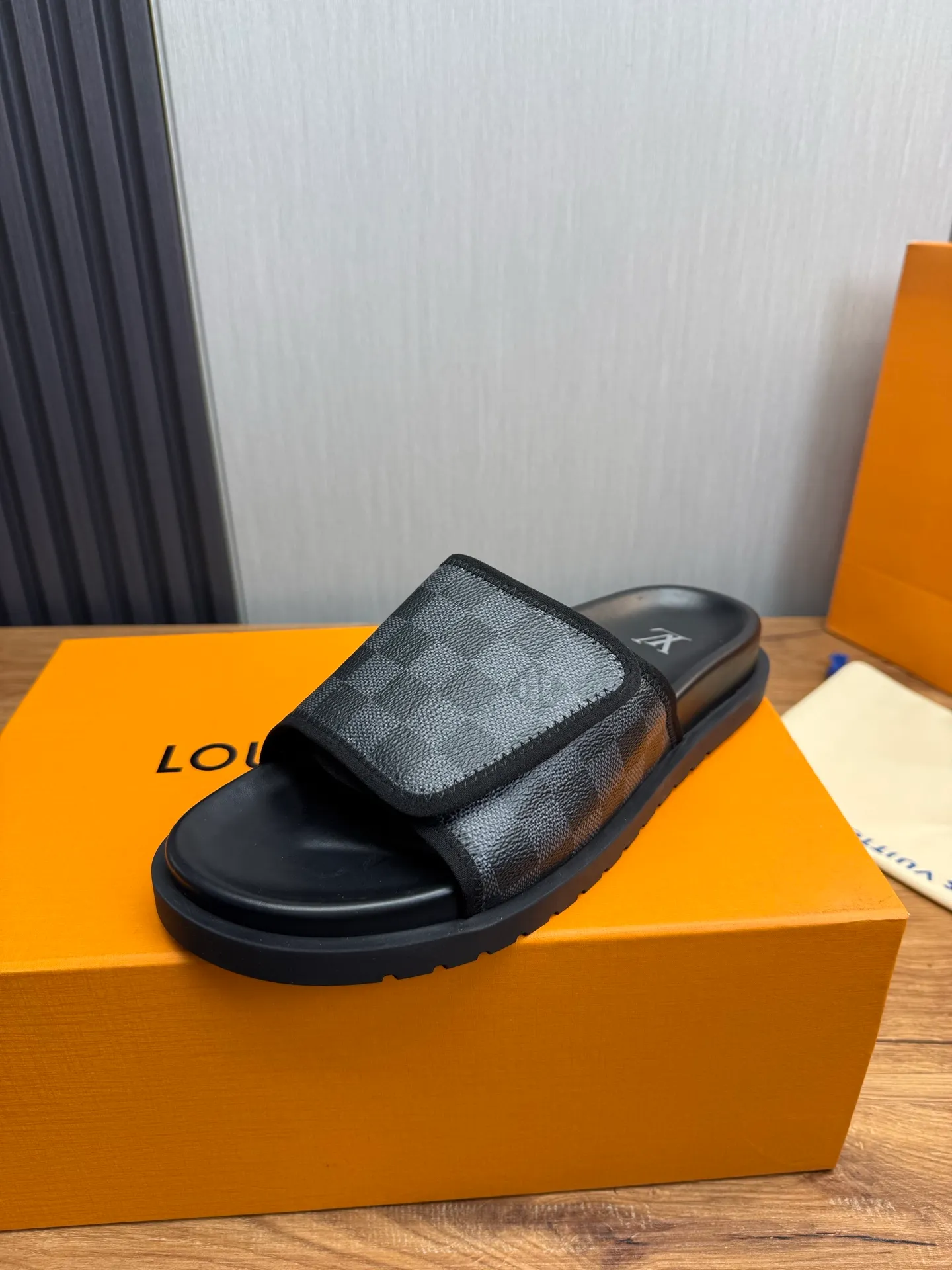 Men's shoes 💰340💰 ▪️LV's popular Little Red Book popular slippers hot sale: 1 shipment✅ Super textured and comfortable slippers, original TPU outsole. Authentic counter box drawer box packaging 🎁Size 38-45